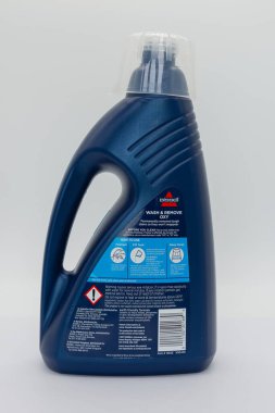 Irvine, İskoçya, İngiltere - 08 Ağustos 2020: Bissell marka halı temizleyici geri dönüşümlü plastik şişe ve kapak.