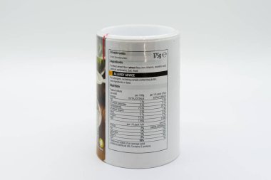 Irvine, İskoçya, İngiltere - 08 Mart 2020: Morrisons bantlı ekmek kırıntıları geri dönüşümlü karton küvet ve plastik kapak. Alerji ve malzeme tavsiyesi üzerine bilgi ve sembollerin gösterildiği etiket
