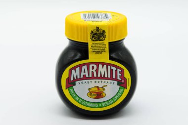 Irvine, İskoçya, İngiltere - 08 Mart 2020: Marmite geri dönüşümlü cam kavanoz ve geri dönüşümlü plastik kapakla markalı maya özü. Etikette Arms 'ın HM Coat' u bir Onay Mührü olarak gösterilir.