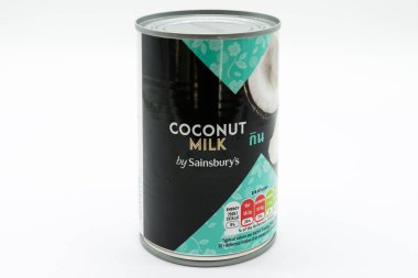 Irvine, İskoçya, İngiltere - 08 Mart 2020: Sainsburys Marrowfat Bezelyeleri, geri dönüşümlü teneke kutu ve kapakta. Etikette Kcal, enerji değerleri ve e sembolü gösterilir. Etikette geri dönüşüm Sembolleri ve vejetaryen V sembolleri de gösteriliyor.