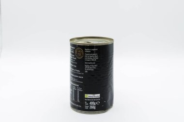 Irvine, İskoçya, İngiltere - 08 Mart 2020: Sainsburys Marrowfat Bezelyeleri, geri dönüşümlü teneke kutu ve kapakta. Etikette Kcal, enerji değerleri ve e sembolü gösterilir. Etikette geri dönüşüm Sembolleri ve vejetaryen V sembolleri de gösteriliyor.