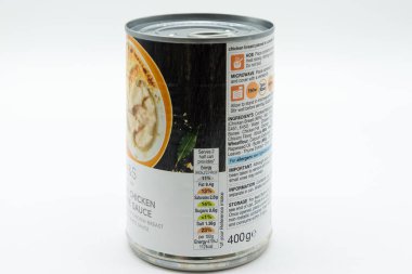 Irvine, İskoçya, Birleşik Krallık - 08 Mart 2020: M & S Markalı Chunky Chicken in White Sauce in a metal Can with Ring pull Lid that is all-recyclable over the UK. Kcal ve enerji değerlerinin sembolleri gösteriliyor,