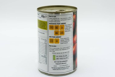 Irvine, İskoçya, İngiltere - 08 Mart 2020: Morrisons İtalyan Erik Domatesleri geri dönüşümlü teneke kutu ve halka çekme kapağı. Geri dönüşüm sembolleri ve pişirme talimatları gösteriliyor,