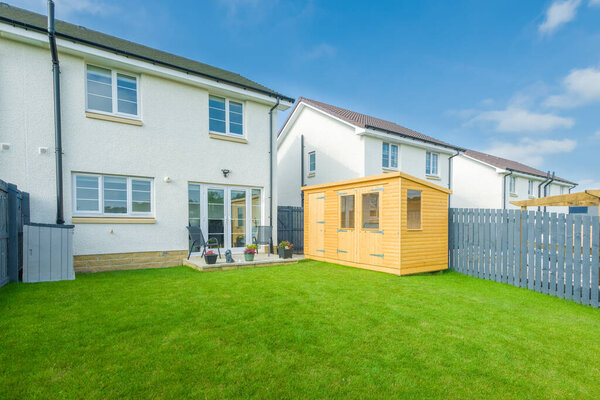 Недавно достроенный и реконструированный ландшафтный сад с натуральной сошенной травой, новый плиточный дворик и садовые украшения, окруженные новым деревянным покрытием, все по современному дизайну и покрашенным в синий шифер серебристым копсом. Недавно построенный летний дом , 