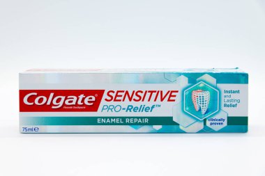 Irvine, İskoçya, İngiltere - 01 Ekim 2020: Kutunun yan taraflarında semboller ve içeriklerle kısmen geri dönüşümlü ambalajda Colgate marka diş macunu kutusu.