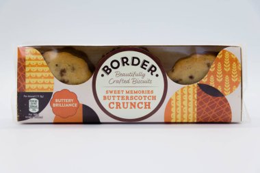 Irvine, İskoçya, İngiltere - 01 Ekim 2020: Kısmi geri dönüşümlü ambalajda bir kutu çikolatalı bisküvi.