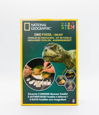 Irvine, İskoçya, İngiltere - 01 Ekim 2020: National Geographic Dino Fossil Dig Kit eğitim oyuncağı bir karton kutuda ve beyaz arka planda.