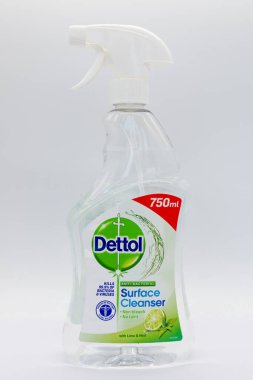 Irvine, İskoçya, İngiltere - 01 Ekim 2020: Geri dönüşümlü plastik bir şişede Dettol yüzey temizleyicisi ve ürünün arka ve arka tarafındaki bilgi sembollerini gösteren sprey kapağı.