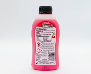 Irvine, İskoçya, İngiltere - 01 Ekim 2020: CarPlan, geri dönüşümlü plastik şişe ve kapakta bir şişe ekran yıkama güçlendiricisi konsantrasyonu ile markalaştırdı. Ürünün arka etiketinde Tehlike ve Uyarı Etiketleri gösterildi.