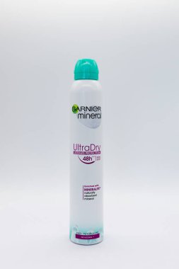 Irvine, İskoçya, İngiltere - 01 Ekim 2020: Garnier, geri dönüşümlü teneke ve plastik kapta aşırı kuru terleme önleyici olarak damgalandı.