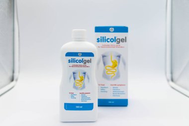 Irvine, İskoçya, İngiltere - 01 Ekim 2020: Geri dönüşümlü plastik şişe ve kapakta aynı ismin silikolgel markalı ürünü.