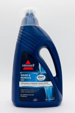 Irvine, İskoçya, İngiltere - 01 Ekim 2020: Bissell markalı yıkama ve halı temizleme makinelerinde ve geri dönüşümlü plastik şişe ve kapakta kullanmak üzere halı temizleyicisi.