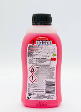 Irvine, İskoçya, İngiltere - 01 Ekim 2020: CarPlan, geri dönüşümlü plastik şişe ve kapakta bir şişe ekran yıkama güçlendiricisi konsantrasyonu ile markalaştırdı. Ürünün arka etiketinde Tehlike ve Uyarı Etiketleri gösterildi.