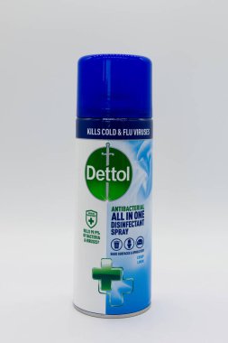 Irvine, İskoçya, İngiltere - 01 Ekim 2020: Geri dönüşümlü alüminyum kutu ve plastik kapta antibakteriyel sprey.