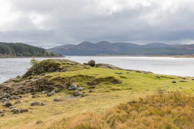 Loch Doon ve Galloway Tepeleri uzak bir mesafede, derin bir kış gökyüzü ile.