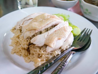 Restorandaki masada servis edilen Hainanese tavuğu pilavı. Geleneksel Asya Yemekleri.