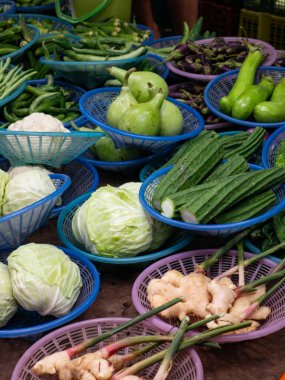 Marketteki Uzun Fasulye Kabağı ve Calabash dahil taze sebzeler..
