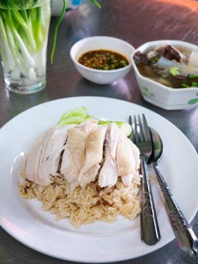 Restorandaki masada servis edilen Hainanese tavuğu pilavı. Geleneksel Asya Yemekleri.