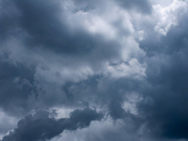 Драматические темные грозовые облака в облачном небе перед грозой и обильными дождями - мрачный фон для климатических и метеорологических концепций.