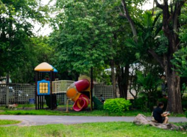 Kamu Parkı Arkaplanındaki Bulanık Oyun Alanı.