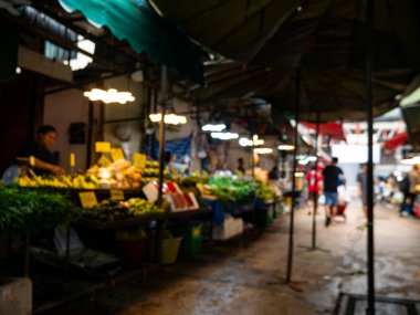 Halk ve Sebze Dükkanlarıyla Bulanık Yerel Taze Pazar.