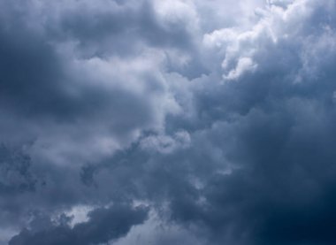 Şiddetli yağış ve gök gürültüsü öncesi bulutlarda dramatik kara fırtına bulutları - iklim ve meteoroloji kavramları için kasvetli hava arkaplanı.