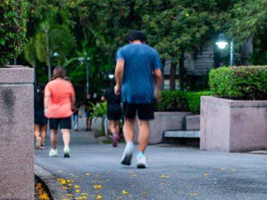 Bulanık Hareket Koşucuları Konut Alanındaki Ağaçlı Sokak Yolu 'nda Koşuyorlar - Dinamik Egzersiz Hareketi.