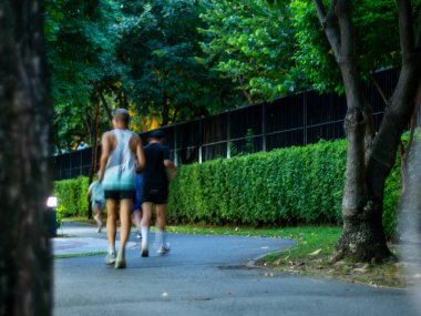 Bulanık Hareket Koşucuları Konut Alanındaki Ağaçlı Sokak Yolu 'nda Koşuyorlar - Dinamik Egzersiz Hareketi.