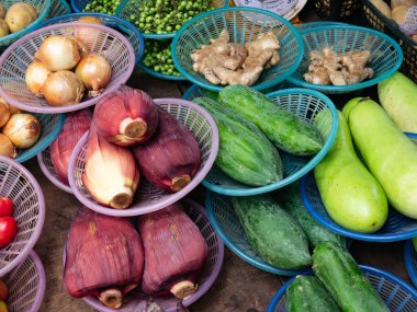 Taze sebzeler. Markette muz çiçeği, zencefil şişesi ve lahana da dahil..
