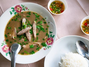 Asya Ev Yapımı Çorbası 'nda servis edilen Şeffaf Et ve Şifalı Bitkiler Geleneksel Rahatlatıcı Yemekler.