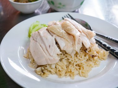 Restorandaki masada servis edilen Hainanese tavuğu pilavı. Geleneksel Asya Yemekleri.