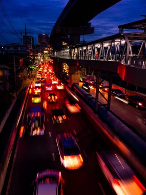 Pedestrian Köprüsü 'nden Alacakaranlık' ta Trafik Işığı İzleri - Hareket Bulanıklığı ve Şehir Skyline ile Şehir Trafik Saati
