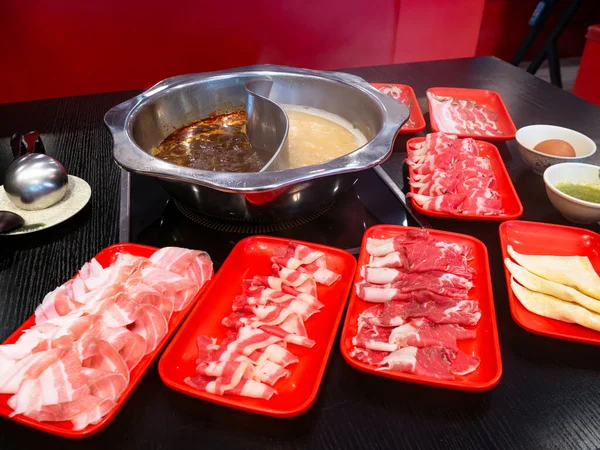 Baharatlı Mala, yemek masasında dilimlenmiş etle servis yapmaya hazır..