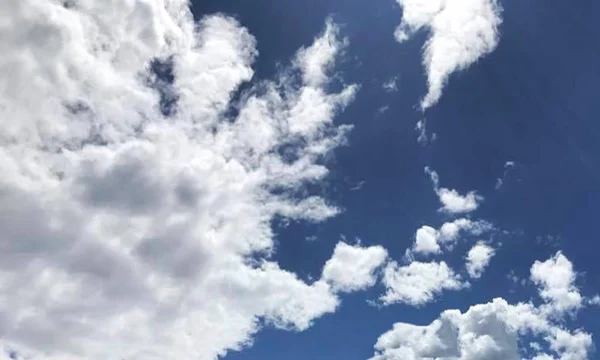 Blauer Himmel Hintergrund Mit Wolken — Stockfoto