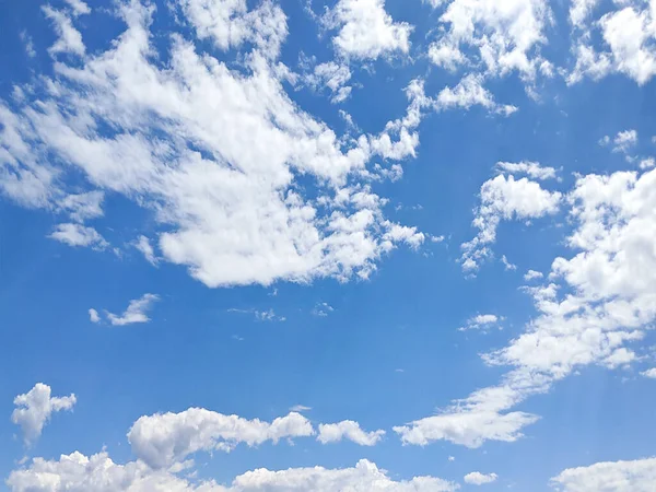 雲の背景を持つ青い空 美しい日光の自然空の組成 — ストック写真