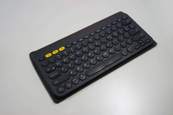 白色背景上的黑色计算机键盘 — 图库照片