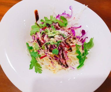 Peynirli salata ve taze sebze.