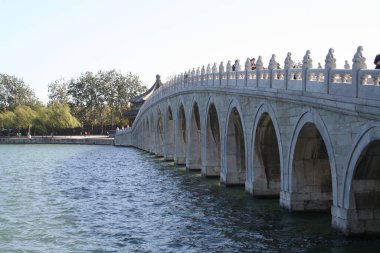 Pekin, Çin - 1 Kasım 2016, Yaz Sarayında 17 Arch Köprüsü