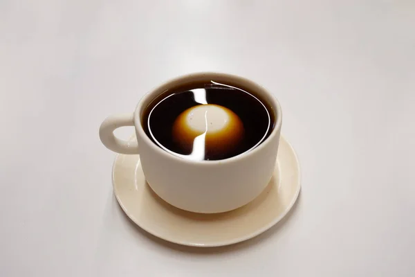 Чашка Кофе Мороженым Белом Фоне — стоковое фото