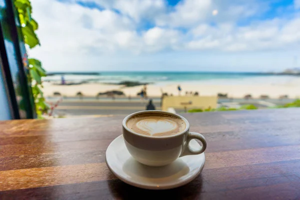 Bir Fincan Kahve Ahşap Masa Üzerinde Latte Sanatı — Stok fotoğraf