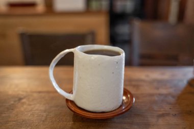 Tahta masada bir fincan kahve.