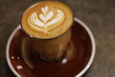 Bir fincan kahve ve tepside kahve.