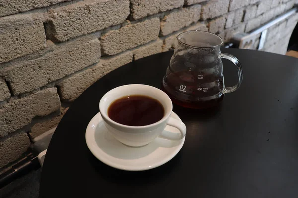 Tasse Kaffee Auf Schwarzem Tisch — Stockfoto