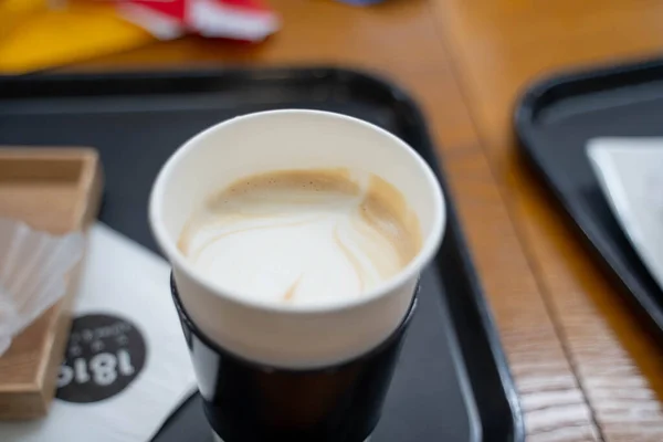 木製テーブルの上に紙コップホルダー付きコーヒーカップ — ストック写真