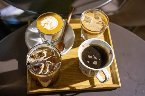 木製のトレイにコーヒー4杯 — ストック写真