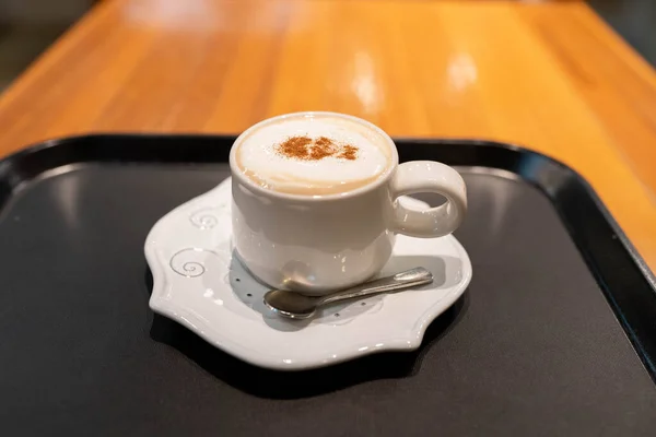 スプーンとテーブルの上のコーヒーカップ — ストック写真