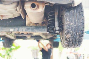 Amortisörler Garage çok toz ve çamur üstünde o ile kontrol.