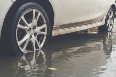 Su sel yola gündüz yağmur sonra beyaz otopark.