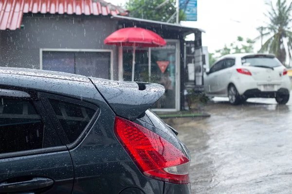 Derin mavi araba oto yıkama sonra yapılan bırakarak yağmur.
