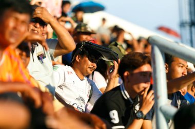 : Suphanburi, Thailand - 01 Temmuz 2018: Fan club: Suphanburi futbol kulübü duygu rekabet ile deniz kuvvetleri futbol kulübü arasında Tayland Futbol Ligi